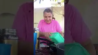 Lavando loza la güerita 