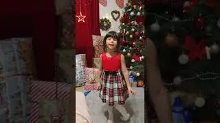 Рождественская песня в исполнении моей дочери Миракель #sadrisong #christmassong #sweden #cute