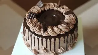 ONE BOWL CHOCOLATE FUDGE CAKE WITH QUICK & EASY CHOCOLATE FROSTING