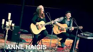 Anne Haigis mit Jens Filser auf der Sommerbühne am 'Blautopf'