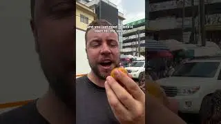 Белый мужчина не перестанет есть уличную еду в Гане
