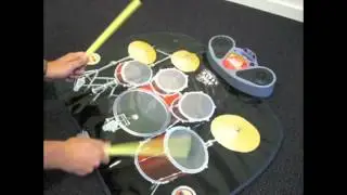 Batteria fatta a tappetino con altoparlanti e microfono