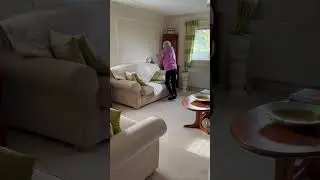 Old Lady Thinks She&rsquo;s on the Phone in Hilarious Mistaken Call