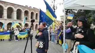 Verona. 🇺🇦La luce vince le tenebre. Resistenza - Vittoria - Pace. 💙💛🌻