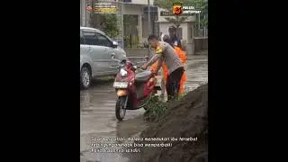 HUJAN DERAS TIDAK HENTIKAN POLISI BANTU IBU PENGENDARA MOTOR MOGOK