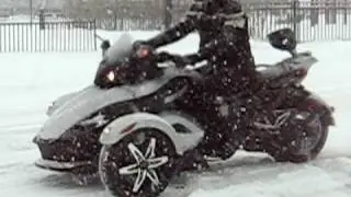 World First Can-Am Spyder in a Snow Storm - Temp&ecirc;te de neige COOL!!!