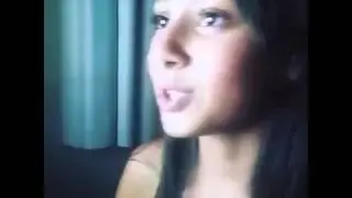Manu Antelo cantando menina que sorri com o olhar