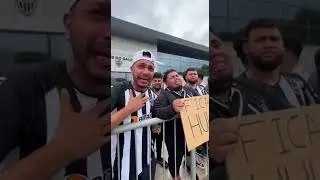 Atl&eacute;tico Mineiro fan asks Hulk to stay.