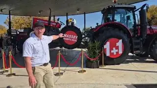 Het jy al gesien hoe 1 trekker 'n ander 1 met sy lift optel? Massey Ferguson wys hoe - NAMPO 2025.