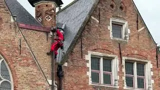 Verstopte dakgoot zorgt voor wateroverlast in Renaissancezaal