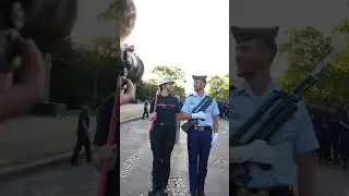 Gendarmes et pompiers 🥰 #gendarmerie #pompiers #gendarme #champs&eacute;lys&eacute;es #military