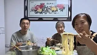 东北酱缸黄瓜和肉一起打卤，老公做手擀面，娘仨有说有笑吃的香 #东北美食#记录真实生活