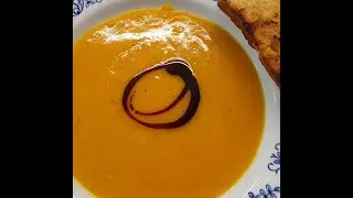 Hokkaidokürbissuppe mit Knobibrot
