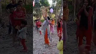 বেলুন ফাটিয়ে ভাগ্য পরীক্ষা। মেয়েদের একটি সুন্দর খেলা