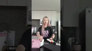Unboxing Ros&eacute;'s APT PR box