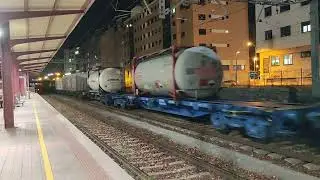 Renfe mercancías 333 + teco + vagones portarailes a su paso por ponferrada (León)