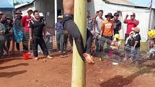 Hiệp sĩ làng ia mút thử thách leo chuối 