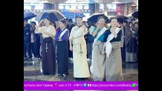 Zhuorechamu and the local Guozhuang team held a social gathering in the rain in Yajiang County