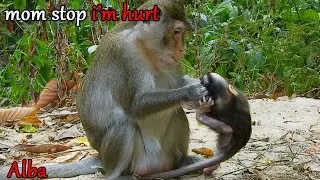 Mom Anna boring her baby ask milk! Mom angry her baby until hit and slab baby Alba deep hurt
