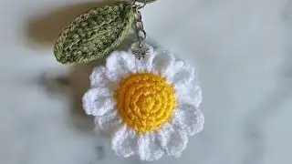 Crochet daisy keychain #youtube #videos #fypviral #trending #viralvideo #crocheting #tutorial #yarn 