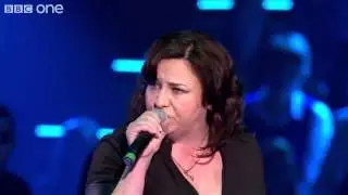Lindsey Butler Vs Matt and Sueleen: 'Born To Run' - The Voice UK - Battles 2 - BBC