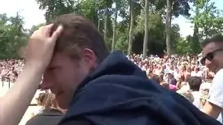 Roofvogel geeft tik aan een toeschouwer....