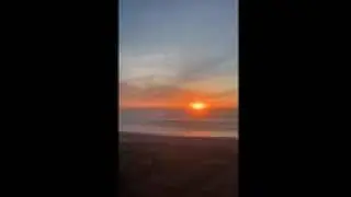 Twilight glimpse of the &sect;un kissing the Pacific Ocean's horizon...Timelapsed &szlig;eauty! 🌅🌊