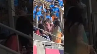 Athiya Shetty almost FALLS while meeting Anushka Sharma during India vs Australia World Cup Final 😰