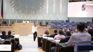 Kongressmoderatorin Saskia Naumann  |  Jahres-Konferenz,  Kongress, Tagung,  Eventmoderation