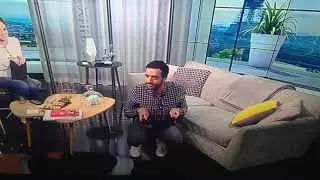 Tarek Boudali imite le dinosaure