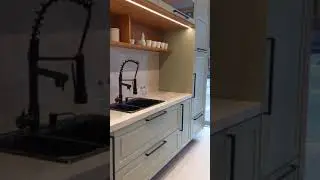 Cozinha em verde fendi com detalhes em preto e amadeirado.  #biblosplanejados #cozinha