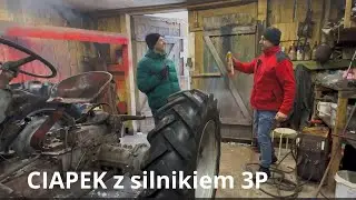 Kazik Kaszebe nie może odpalić silnika od 3p w Ursusie C330. Odwiedziliśmy jego warsztat.