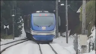 HOT7000系HOT7004Fが恋山形駅を発車するシーン2025/12/31/11:32