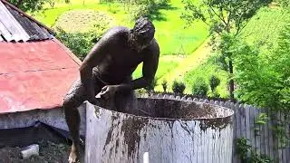 Tiberiu a făcut baie în nămol la Căsuța din Pădure!