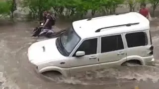 Mahindra Scorpio Classic Crosses Flooded Road Like a BOSS |Everyone Got Washed Away|Mahindra Scorpio