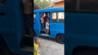 Ajmal naik mobil angkot
