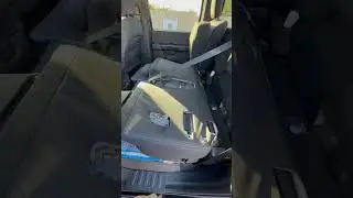 C&oacute;mo abatir el asiento trasero de una F150. &iexcl;Solo necesitas unos segundos!