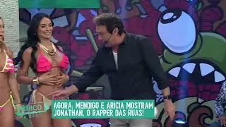 ARICIA SILVA MOSTRANDO AS PICADAS DE ABELHA QUE ELA TOMOU PELO CORPO