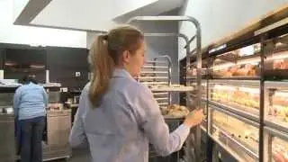 Ex-GNTM Jana Beller verkauft jetzt Brötchen am Münchner Hauptbahnhof