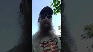 Я срезал красивые вещи в траве