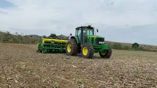 Trator John Deere 6190J com plantadeira 1113 no plantio de milho