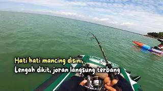 Tarikan ikan ini terlalu berat, saya hampir kwalahan  || Mancing pakai perahu karet