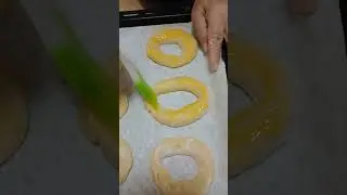 Ho appena sfornato queste deliziose ciambelline al latte, guardate quanto sono belle😍