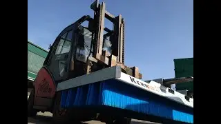 Kehrbesen beim Fegen der Fahrwege und der freien Flächen in der Halle