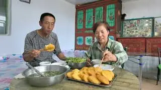 农村媳妇炸盆泡饼，金黄宣软贼啦香，一人造五六个吃饱有劲干农活 #乡村味道 #美食分享#记录真实生活