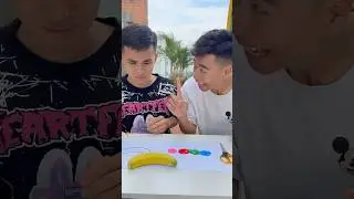SH - Раскрашиваем банан в желтый цвет || Брат помог создать желтый цвет #шорты