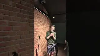 Rasmus Wessman stand up | Sverige Stockholm gamla stan | svart sn&ouml; st&aring;upp klubb