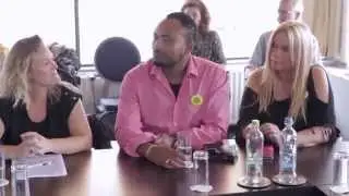 Jorrit Nuijens (lid gemeenteraad Amsterdam GL) spreekt beveiliger Schiphol over werkdruk