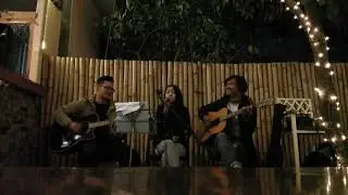 Jessica Angeles and the band live @ Ventures cafe