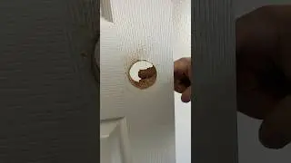 Как установить дверную ручку в новую дверь своими руками #menards #lowes #homedepot #milwaukeetoo...